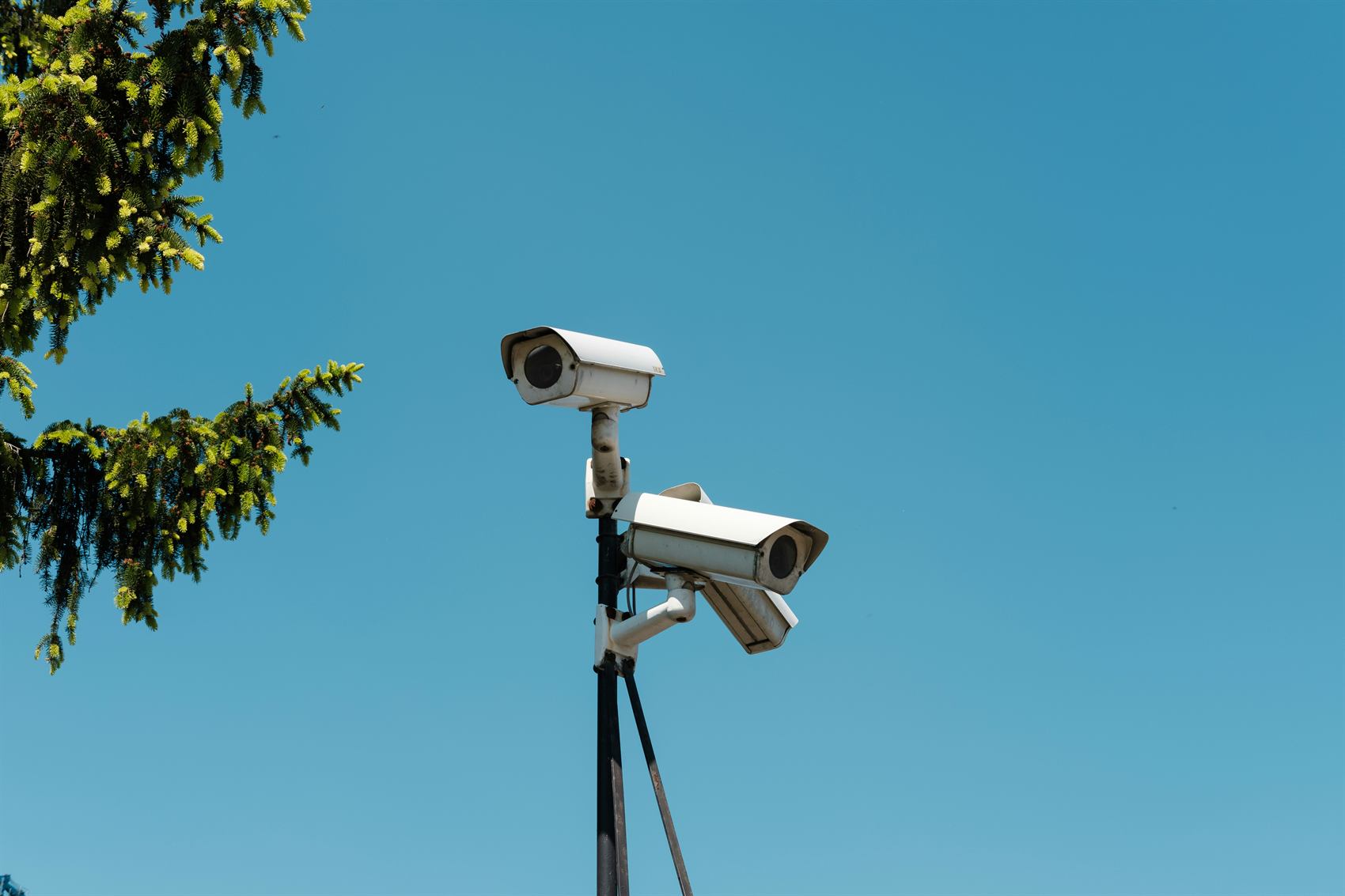 Kamera CCTV pada tiang
